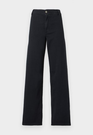 Jean noir taille haute à jambes larges avec fermeture à boutons et fermeture éclair, poches avant visibles, étalé à plat sur un fond blanc.