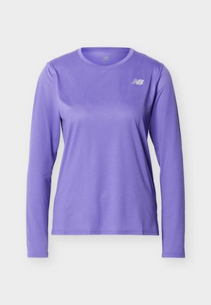 T-shirt de sport violet à manches longues avec col rond et petit logo New Balance blanc sur le haut gauche de la poitrine.