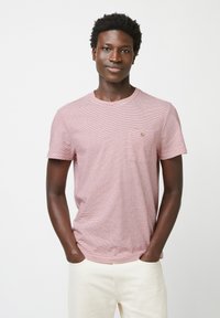 Rood-wit gestreept t-shirt met een ronde halslijn en korte mouwen, gemaakt van zachte stof. Heeft een klein logo op de borst.