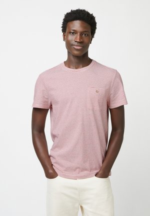 T-shirt rayé rouge et blanc avec un col rond et des manches courtes, fabriqué en tissu doux. Présente un petit logo sur la poitrine.