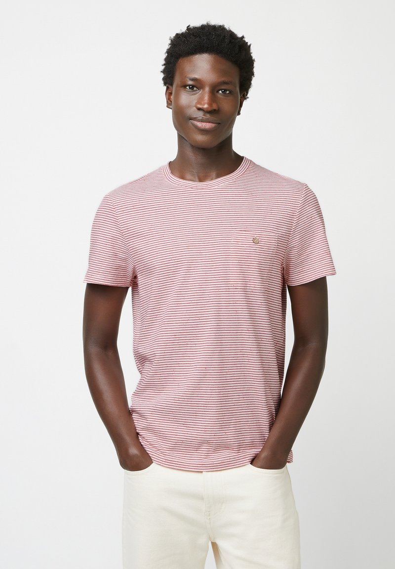 Rood-wit gestreept t-shirt met een ronde halslijn en korte mouwen, gemaakt van zachte stof. Heeft een klein logo op de borst.