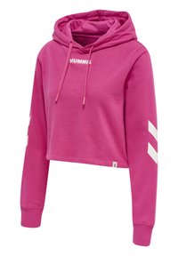 Roze cropped hoodie gemaakt van zachte stof. Heeft witte branding op de borst, lange mouwen met witte chevron patronen, en een trekkoord capuchon.