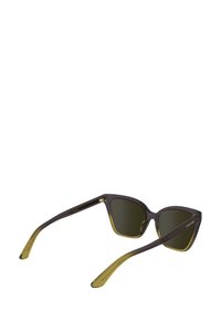 Ochelari de soare în stil cat-eye cu un cadru violet închis și lentile de culoare verde măsliniu. Brațele sunt translucide, de culoare galbenă, cu accente aurii.
