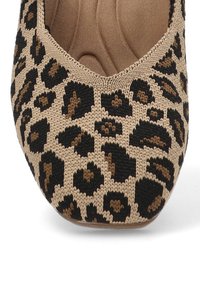 Zapato plano con estampado de leopardo, fabricado en tejido entrelazado en beige y negro. Punta redondeada y ligero acolchado visible desde la vista superior, con detalles de costura presentes.