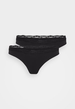 Ensemble de lingerie en thong noir avec des bords en dentelle, fabriqué en tissu lisse, et présentant une ceinture en dentelle festonnée. Deux pièces au total avec un design minimal.