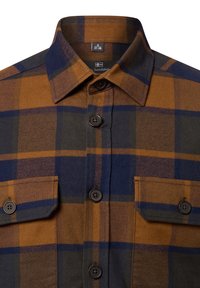Geruite shirt in bruin, oranje en marineblauw met een knoopsluiting aan de voorkant, kraag en twee borstzakken. De stof heeft een zachte, gestructureerde uitstraling.