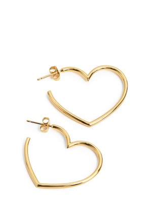 Pár lesklých zlatých náušníc v tvare srdca s postrannými zapínaniami a motýlikovým zadným dielom na bielom pozadí.