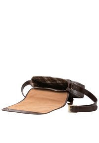 Borsa a spalla in pelle marrone con una superficie liscia, apertura superiore e rivestimento in suede beige. L'interno presenta un motivo a quadri. Tracolla regolabile con fibbia.