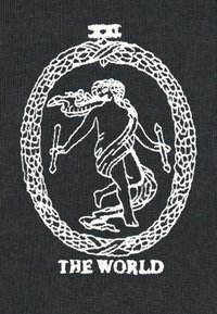 Un tessuto nero con un'illustrazione bianca di una figura che danza all'interno di un bordo circolare intrecciato, etichettato "IL MONDO" in basso.