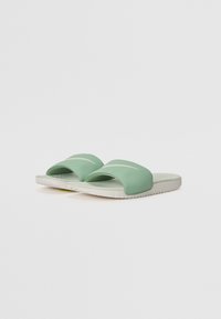 Gröna halkfria sandaler med en slät, matt yta; breda remmar och en texturerad sula; diskret logotyp i vitt överst.