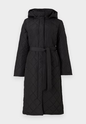 Gevoerd zwart lang jasje met een diamanten quiltpatroon, een vastgenaaide capuchon en een striklint in de taille. Beschikt over lange mouwen en zijzakken.