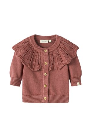 Chaqueta de punto rosa polvo para niños, con canesú con volantes y cinco botones de madera en la parte delantera, mangas largas y puños y bajo acanalados.