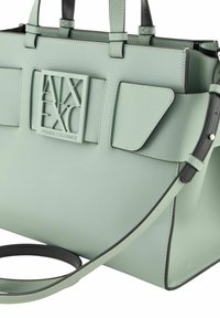 Borsa strutturata di colore verde menta, realizzata in materiale sintetico testurizzato. Presenta due manici superiori, una tracolla regolabile e una placca con logo sul davanti.
