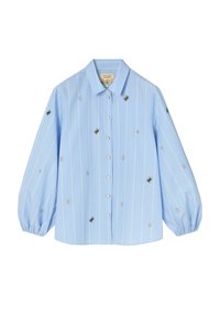 Světle modrá košile na knoflíky s bílými svislými pruhy, dlouhými nabíranými rukávy a malými vyšívanými květinovými a včelími motivy rozptýlenými na rukávech a těle.