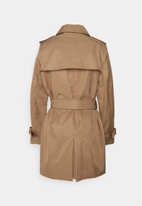 Brun trenchcoat med bälte i midjan, bred krage, axelkläppar och bakslits. Slät tyg med en strukturerad design.