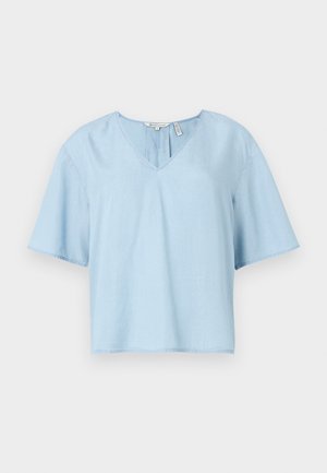 Haut à manches courtes bleu clair en tissu doux. Présente un design à col en V, une coupe décontractée et des coutures visibles au niveau de l'ourlet.
