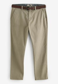 Beige chinos szőtt anyagból, barna bőrövet viselve, oldalsó zsebekkel és egyenes lábú fazonnal. Simára csiszolt textúra, testhezálló szabás.