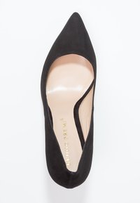 Chaussure plate en daim noir à bout pointu avec intérieur en cuir beige et marquage doré "BRUNO PREMI" à l'intérieur.