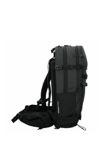 Zaino nero con un design strutturato e imbottito. Presenta spallacci regolabili, cerniere e tasche laterali. Tessuto testurizzato con accenti minimi.