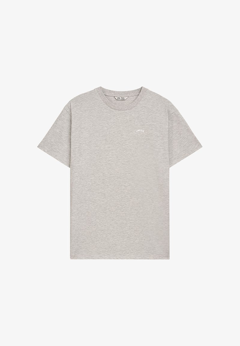 Graues Baumwoll-T-Shirt mit Rundhalsausschnitt und kurzen Ärmeln. Auf der Vorderseite ist in einem minimalistischen Design kleiner weißer Text "UNFAIR" aufgedruckt.