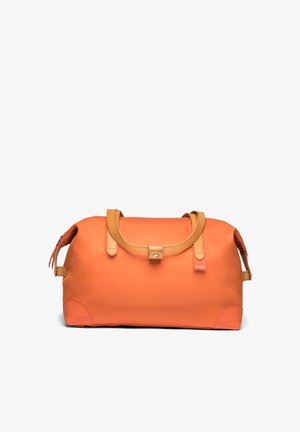 Grand sac de sport orange avec poignées en cuir fauve et fermeture à pression devant, présenté sur un fond blanc.