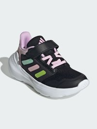 Chaussure de sport noire avec tige en maille, accents roses et rayures vertes et roses. Elle est dotée d'une sangle Velcro et d'une semelle blanche rembourrée.