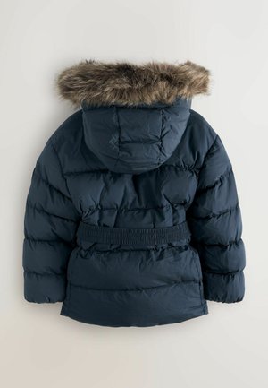 Námorně modrá péřová bunda s kapucí lemovanou kožešinou, elastickým pasem a prošívanou texturou, navržena pro teplo a pohodlí.