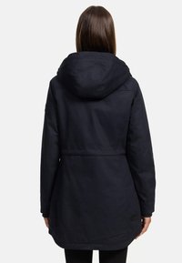 Marine Parka mit Kapuze, maßgeschneiderte Passform, glattes Material und elastische Bündchen. Enthält einen verstellbaren Taillenbund und ein Logo-Akzent nahe dem Saum.