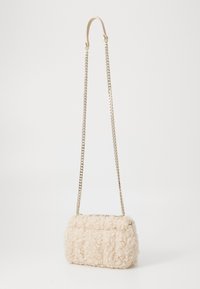 Μπεζ τσάντα χειρός με υφή και μαλακό, κυματιστό υλικό και χρυσή αλυσίδα ώμου. Διαθέτει κλείσιμο με καπάκι και ορθογώνιο σχήμα.