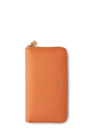 Portafoglio in pelle arancione con zip dorata, texture liscia e nome del marchio impresso. Forma rettangolare con angoli arrotondati.