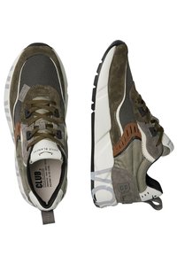 Scarpe sportive verdi e grigie che presentano un mix di materiali in suede, rete e gomma. Comprendono cuciture dettagliate e una suola con motivo.