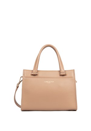 Beige handtas van getextureerd leer met twee handvatten, een afneembare schouderriem en een gouden "LANCASTER PARIS"-logo aan de voorkant.