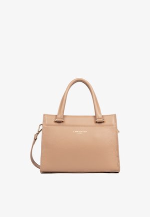 Sac à main en cuir beige texturé avec deux poignées, une bandoulière amovible et le logo doré "LANCASTER PARIS" sur le devant.