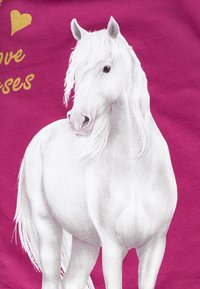 Illustrazione di un cavallo bianco su uno sfondo fucsia, con una criniera e un muso dettagliati e un naso rosa, accompagnato da testo dorato.