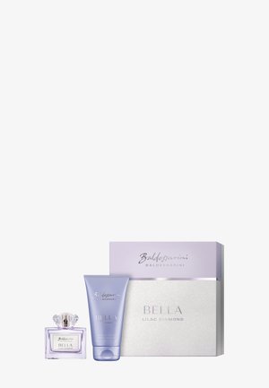 Flacon de parfum, tube de crème douche lilas, et boîte de marque portant l'inscription "Baldessarini Bella Lilac Diamond" sur un fond blanc uni.