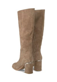 Botas de ante hasta la rodilla en color topo con punta redonda y tacón de bloque cromado. Textura suave con un acabado liso y detalles de costura mínimos.