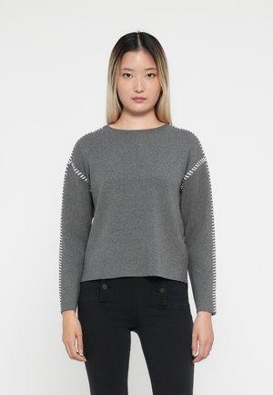 Grauer Pullover mit langen Ärmeln, der weißes Nähen an den Schultern aufweist. Weiche Textur, runder Ausschnitt und ein leicht verkürzter Saum.