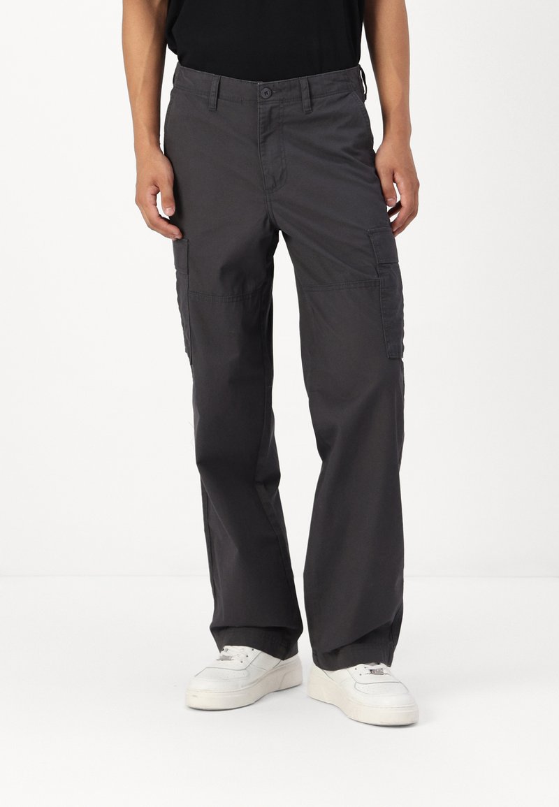 Jack & Jones JJKNOCKOUT WIDE FIT - Cargobukser - asphalt