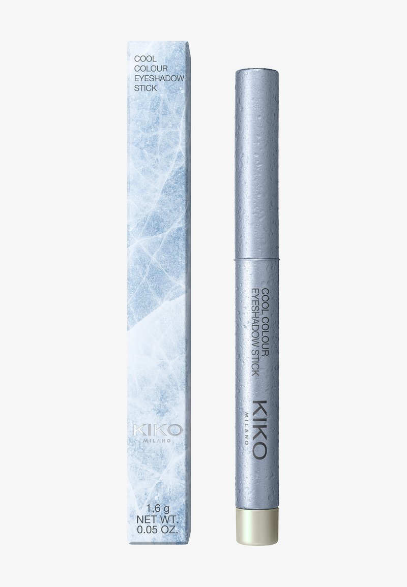 Crayon à paupières de couleur cool et sa boîte. Le crayon est argenté avec une finition brillante ; la boîte est bleu clair avec un motif marbré. Présente le logo de la marque et le nom du produit.