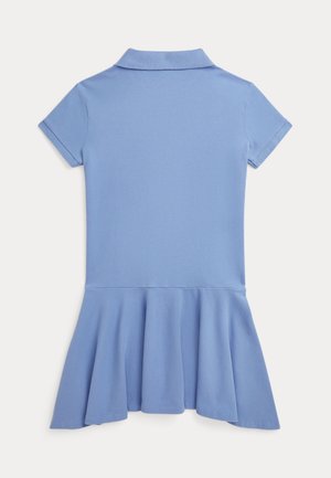 Polokleid aus weichem, hellblauem Stoff. Es hat kurze Ärmel, einen Kragen und einen ausgestellten Rocksaum mit glatter Textur.