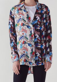 Overhemd met knoopsluiting met een mix van kleurrijke vlagpatronen, voornamelijk blauw, rood en groen, van een soepel stof en een lange achterkant.