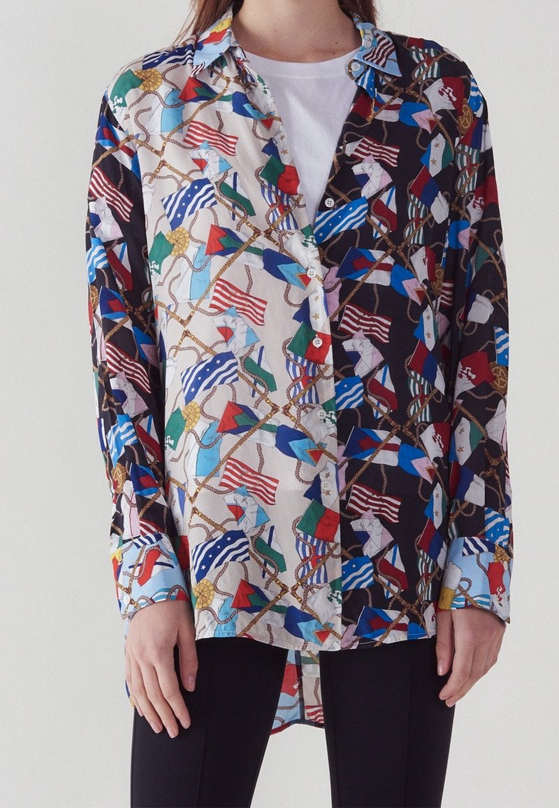 Overhemd met knoopsluiting met een mix van kleurrijke vlagpatronen, voornamelijk blauw, rood en groen, van een soepel stof en een lange achterkant.