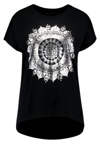 Svart t-shirt med kort ärm, med en stor vit mandala grafik i mitten. Rund halsringning och en avslappnad passform.