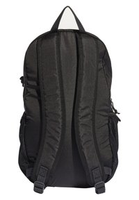 Musta reppu, jonka pehmeät ja ergonomiset olkaimet on varustettu verkkomaisella kankaalla, verkkomaisilla sivutaskuilla ja säädettävillä soljilla turvallista sulkemista varten.