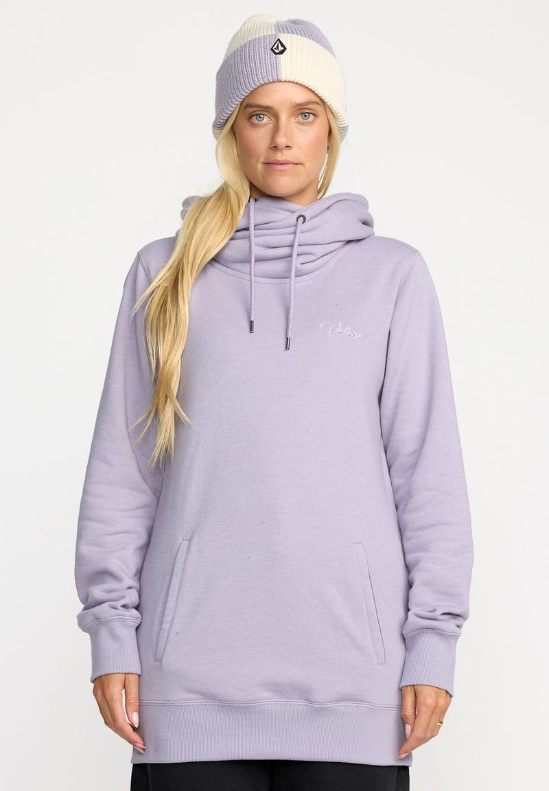 Hellblau oversized Hoodie mit einem Kragen, zwei Seitentaschen und gerippten Bündchen. Kombiniert mit einer cremerfarbenen und lavendelfarbenen gestreiften Strickmütze.