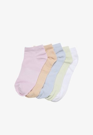Vijf paar enkelsokken in pasteltinten: roze, beige, lichtblauw, lichtgroen en wit, overlappend gerangschikt op een witte achtergrond.