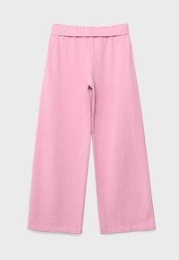 Mäkké ružové nohavice s širokými nohavicami a elastickým pásom, vyrobené z hladkej tkaniny, zobrazené na rovnej ploche na svetlom pozadí.