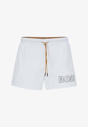 Biele plavky so šnúrkou, elastickým pásom a čiernym logom "BOSS" na ľavej strane. Ľahký materiál a jednoduchý dizajn.