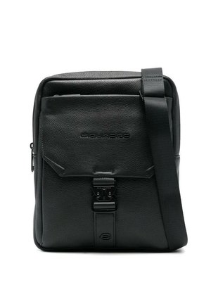 Borsa a tracolla in pelle nera con tasca anteriore con patta, chiusura con fibbia metallica, tracolla regolabile e logo del marchio in rilievo sul davanti.