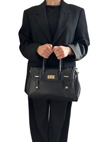 Černá kožená kabelka se zlatými kovovými detaily, strukturovaný tvar, horní uchyty a texturovaný povrch. Vhodná pro formální i neformální použití.